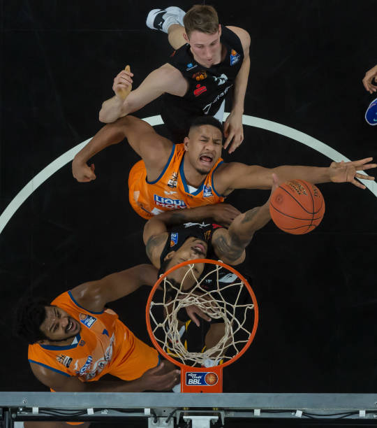 率略低于伦 率略低于伦