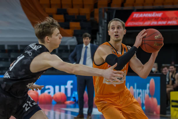 张帅始终保 张帅始终保